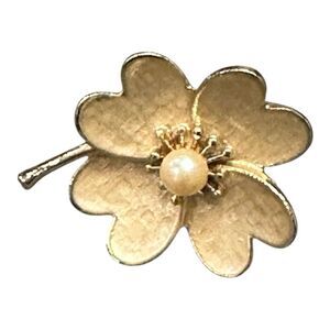 Clover Brooch with Pearl Accent gold toned